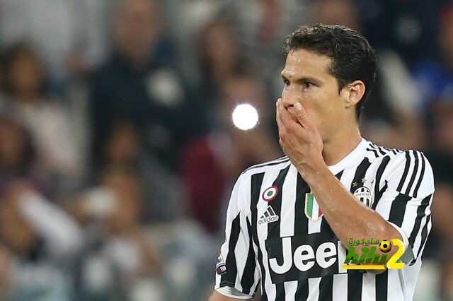 Juventus' Brazilian midfielder Anderson Hernanes reacts during the Italian Serie A  football match between Juventus and Chievo on September 12, 2015 at the Juventus Stadium in Turin.  AFP PHOTO / MARCO BERTORELLO