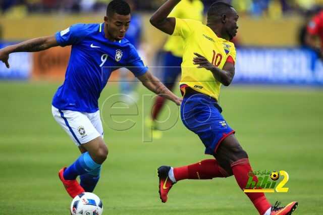 epa05519273 Brazil's Gabriel Jesus (L) in action against Ecuador's Walter Ayovi (R) during the FIFA World Cup 2018 qualification soccer match between Ecuador and Brazil, at the Atahualpa stadium, in Quito, Ecuador, 01 September 2016. EPA/JOSE JACOME