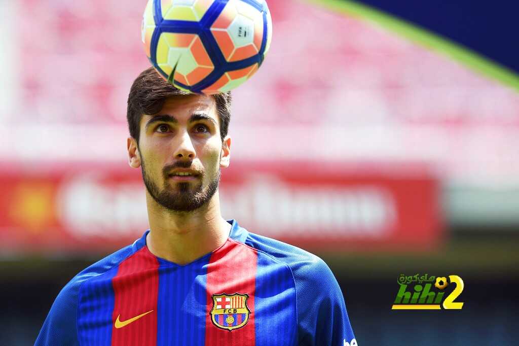 New Barcelona's Portuguesse forward Andre Gomes looks at a ball during his official presentation at the Camp Nou stadium in Barcelona on July 27, 2016, after signing his new contract with the Catalan club. / AFP PHOTO / LLUIS GENE