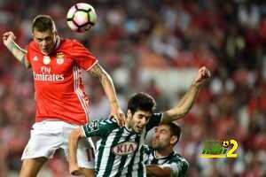 Benfica's Swedish defender Victor Lindelof (L) heads the ball with Setubal's midfielder Fabio Pacheco (C) during the Portuguese league football match SL Benfica vs Vitoria FC at the Luz stadium in Lisbon on August 21, 2016. / AFP PHOTO / PATRICIA DE MELO MOREIRAPATRICIA DE MELO MOREIRA/AFP/Getty Images