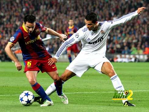 cristiano-ronaldo-457-trying-to-steal-the-ball-from-xavi-hernandez-in-barcelona-vs-real-madrid-clasico-2010-2011