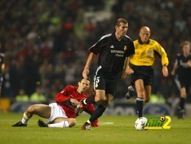 MANCHESTER, ENGLAND - Wednesday, April 23, 2003: Real Madrid's Zinadine Zidane skips past the challenge of Manchester United's Ryan Giggs during the UEFA Champions League Quarter Final 2nd Leg match at Old Trafford. (Pic by David Rawcliffe/Propaganda)