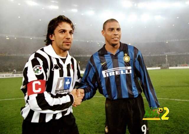 25 Oct 1998: Ronaldo of Inter Milan and Alessandro Del Piero of Juventus during the Italian Serie A match at the Delle Alpi Stadium in Torino, Italy. Juventus won the game 1-0. Mandatory Credit: Allsport UK /Allsport