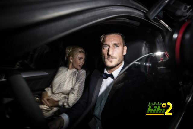 epa05558884 AS Roma captain Francesco Totti with his wife Ilary Blasi, arrive to the party on the ocassion of his 40th birthday at Tor Crescenza in Rome, Italy, 27 September 2016. EPA/ANGELO CARCONI