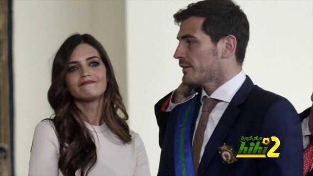 Spanish goalkeeper Iker Casillas (R) stands next to his partner Sara Carbonero after receiving the Grand Cross of the Royal Order of Sporting Merit at the Moncloa palace in Madrid, Spain, November 10, 2015. Casillas was honoured with the reward for his long and successful career as a goalkeeper.  REUTERS/Andrea Comas
