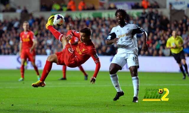 SWANSEA, WALES - SEPTEMBER 16:  Liverpool player Phillipe Coutinho (l) trys an overhead kick watched by Wilfried Bony of Swansea during the Barclays Premier League match between Swansea City and Liverpool at Liberty Stadium on September 16, 2013 in Swansea, Wales.  (Photo by Stu Forster/Getty Images)