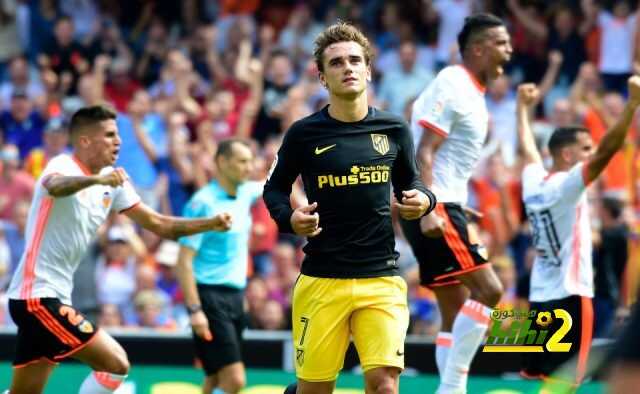 Atletico Madrid's French forward Antoine Griezmann (C) gestures after failing a penalty kick during the Spanish league football match Valencia FC vs Club Atletico de Madrid at Mestalla stadium in Valencia on October 2, 2016 / AFP PHOTO / JOSE JORDANJOSE JORDAN/AFP/Getty Images