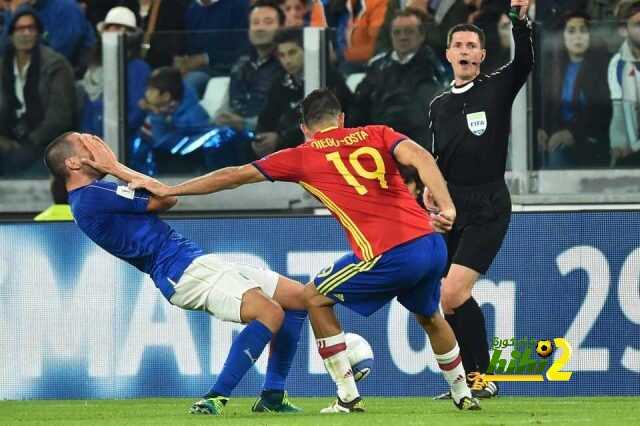 Italy's defender Leonardo Bonucci (L) reacts as he fights for the ball with Spain's forward Diego Costa during the WC 2018 football qualification match between Italy and Spain on October 6, 2016 at the Juventus stadium in Turin / AFP PHOTO / GIUSEPPE CACACEGIUSEPPE CACACE/AFP/Getty Images