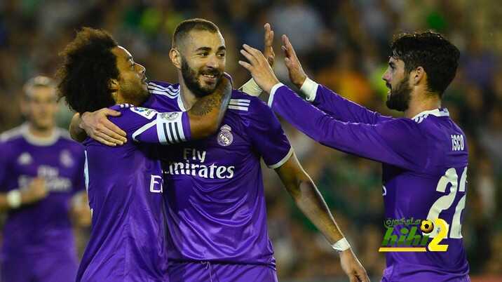 Real Madrid's Brazilian defender Marcelo (L) celebrates with Real Madrid's French forward Karim Benzema (C) and Real Madrid's midfielder Isco after scoring during the Spanish league football match Real Betis vs Real Madrid CF at the Benito Villamarin stadium in Sevilla on October 15, 2016. / AFP PHOTO / CRISTINA QUICLER