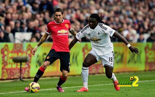 SWANSEA, WALES - FEBRUARY 21: Angel Di Maria of Manchester United challenges Bafetimbi Gomis of Swansea (r) during the Barclays Premier League match between Swansea City and Manchester United at Liberty Stadium on February 21, 2015 in Swansea, Wales. (Photo by Stu Forster/Getty Images)
