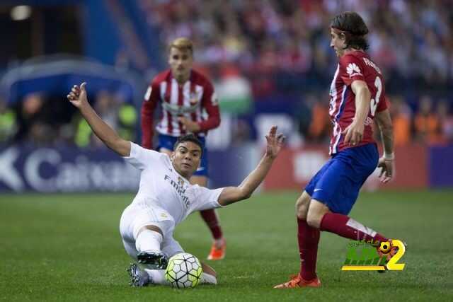 MADRID, SPAIN - OCTOBER 04: Carlos Casemiro (L) of Real Madrid CF competes for the ball with Filipe Luis (R) of Atletico de Madrid during the La Liga match between Club Atletico de Madrid and Real Madrid CF at Vicente Calderon Stadium on October 4, 2015 in Madrid, Spain.  (Photo by Gonzalo Arroyo Moreno/Getty Images)