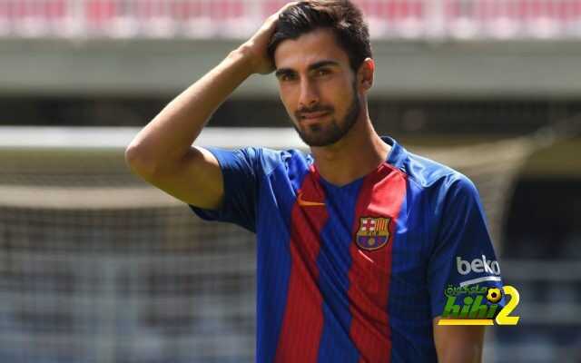 New Barcelona's Portuguesse forward Andre Gomes gestures as he poses during his official presentation at the Camp Nou stadium in Barcelona on July 27, 2016, after signing his new contract with the Catalan club. / AFP PHOTO / LLUIS GENE