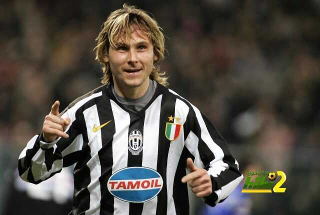 Genoa, ITALY:  Juventus' midfielder Pavel Nedved celebrates after scoring a goal against Sampdoria during their Serie A football match Sampdoria-Juventus at Marassi stadium in Genoa, 04 March 2006. AFP PHOTO / PACO SERINELLI  (Photo credit should read PACO SERINELLI/AFP/Getty Images)