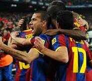 صور وفيديو : لاعبو برشلونة يرسمون البهجة على وجه طفل كفيف