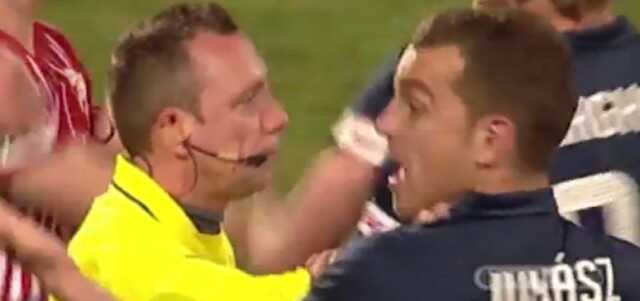 فيديو: حكم يقوم بخنق لاعب دولي مجري!