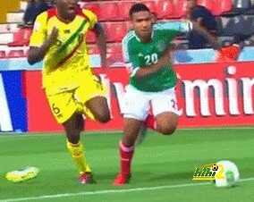فيديو : لاعب يحرز هدفا وهو بدون حذاء فى كأس العالم للشباب