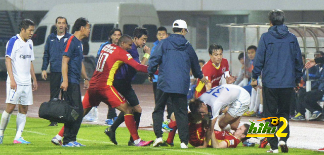 فيديو : طرد لاعب بسبب جره لاعب مصاب إلى خارج الملعب فى الصين