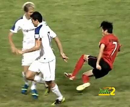 فيديو : طرد لاعب صينى بسبب تدخل عنيف بكلتا القدمين على اللاعب الخطأ