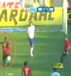 فيديو : لاعب يسجل فى مرماه بعد تصدى حارسه لركلة جزاء