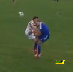 فيديو : لاعب يتدخل بقدمه بشكل عنيف فى صدر منافسه فى اسكتلندا