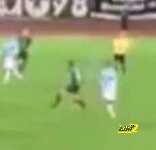 فيديو : لاعب يحرز هدف رائع من منتصف الملعب ولكن فى مرماه !!
