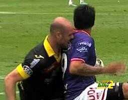فيديو : حارس أرجنتيني يعض لاعب المنافس على طريقة سواريز ..!