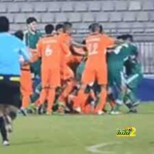 فيديو : مباراة بين فريقى كاظمة والعربى الكويتيين تنتهى بمعركة ضخمة وقتال عنيف على أرض الملعب