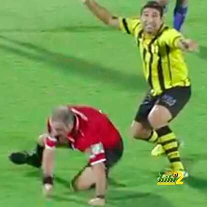 فيديو : لاعب يسقط الحكم أرضا ولا يحتسب ضده شيئا فى باراجواى