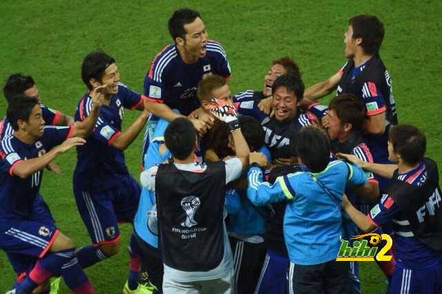 صور : الفرحة الهستيرية للاعبى المنتخب اليابانى بالهدف الأول لكيوسكى هوندا