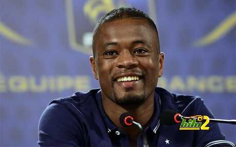 فيديو : صحفى يسخر من إيفرا فى المؤتمر الصحفى واللاعب يقابله بضحك هيستيرى