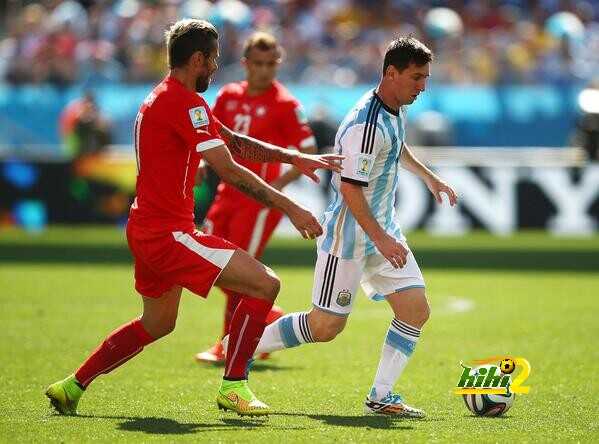 صورة : ماذا رفع مشجع برازيلي في مباراة التانغو وسويسرا ..؟