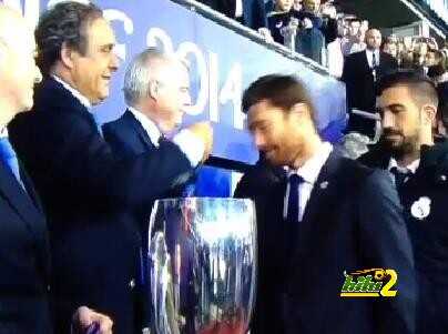 شاهد ماذا فعل ألونسو مع بلاتيني خلال لحظات التتويج ..؟