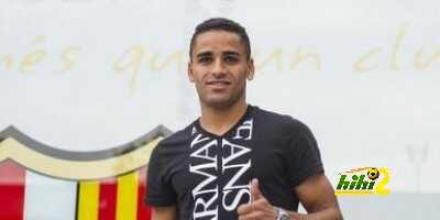 صورة : لاعب برشلونة الجديد أمام ملعب الكامب نو !