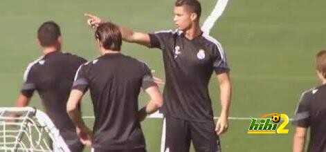 شاهد كريستيانو وهو يطلب من جيمس ترك مجموعته والتوجه لمجموعة أخرى ..!