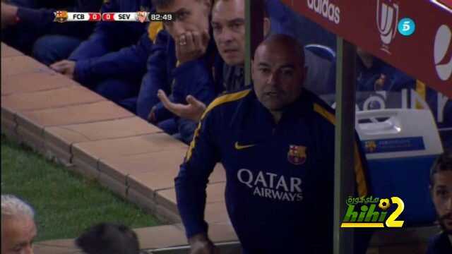 سبب طرد الحكم لمدرب حراس مرمى فريق برشلونة