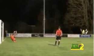 بالفيديو : لاعب يسدد ركلة جزاء بطريقة أكروباتية
