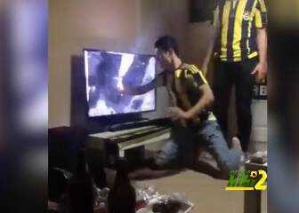 فيديو: مشجع يفقد صوابه أثناء متابعة قمة الدوري التركي