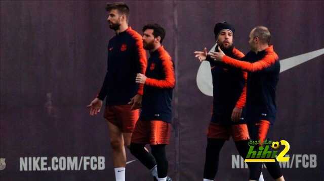 سبورت : لاعبو برشلونة يكرمون انيستا