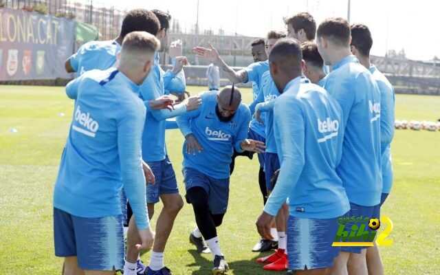 🔴لاعبو برشلونة يُرحبون بأرتورو فيدال بعد نهاية مهامه الدولية