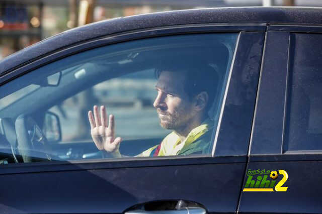 صور من وصول لاعبي برشلونة والتدريبات