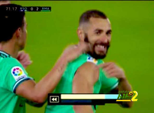 صورة توضح للجمهور قوانين الفيفا في لمس اليد