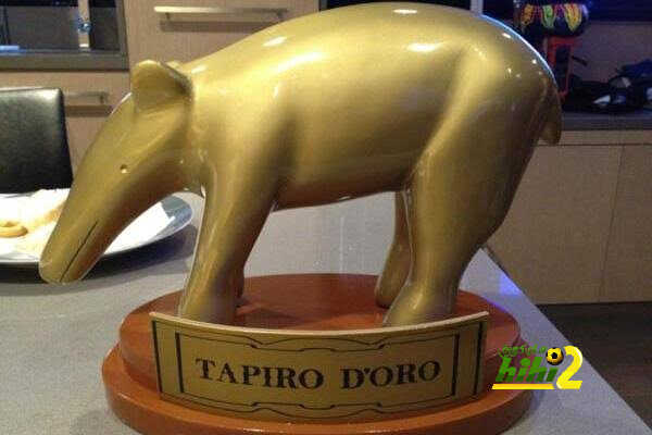 أسطورة إيطاليا يحصل على لقب الخنزير الذهبي