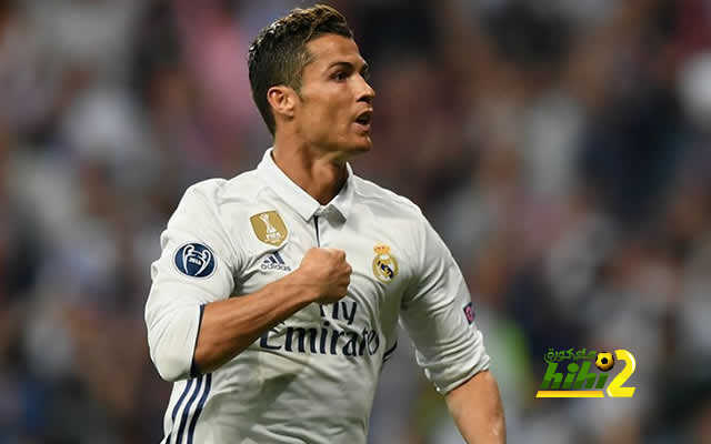 رونالدو يسير في اتجاه الريال الذي يركض في اتجاه عكسي