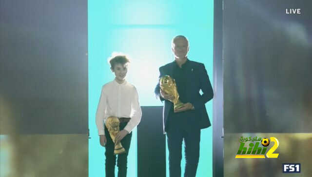 ديشامب مدرب الديوك يحمل الكأس الأغلى للحضور..