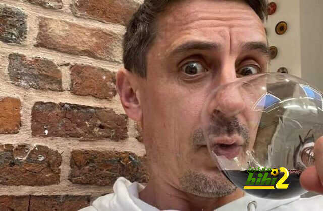 نيفيل يسخر من ليفربول بعد التأخر في الشوط الأول أمام فياريال