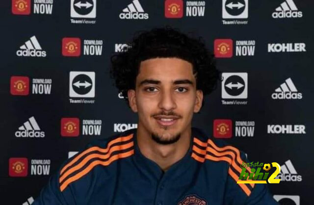 العراقي زيدان إقبال يجدد تعاقده مع مانشستر يونايتد