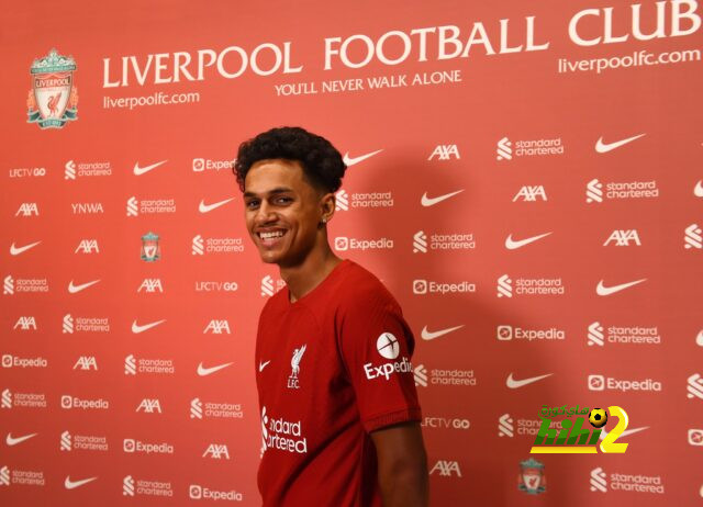 نجم ليفربول الجديد يعلق على تجديد عقد محمد صلاح