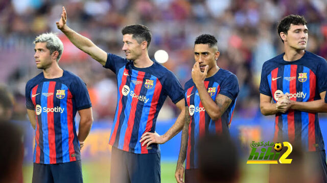 لاعب برشلونة يتحدى تشافي ويرفض الرحيل