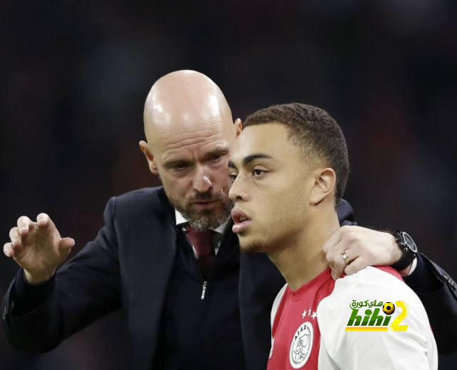 تين هاج يطلب انتقال ظهير برشلونة لمانشستر يونايتد