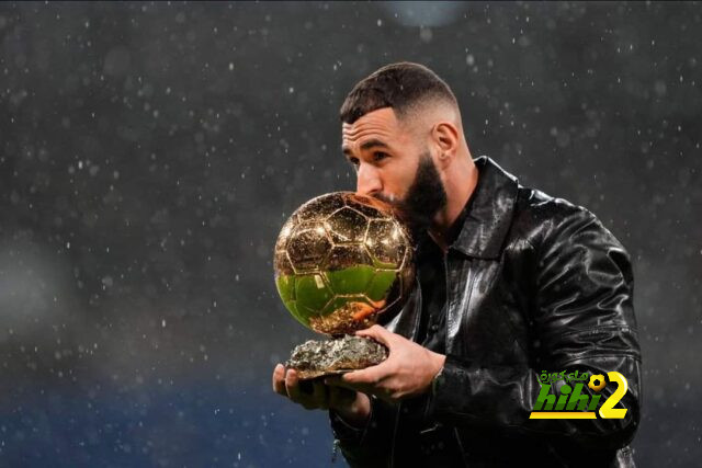 صور : بنزيما يقدم الكرة الذهبية لجماهير السانتياغو بيرنابيو !